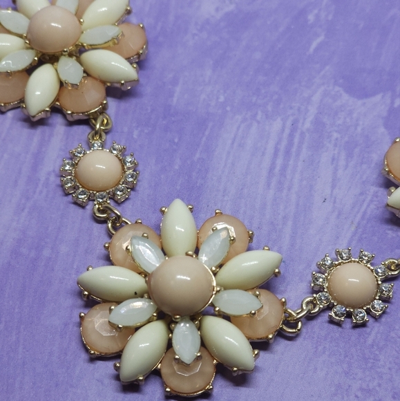 Versona Three Peach Cream Layered Flowers w/ Rhinestone Gold Tone Bib Necklace - Picture 3 of 9